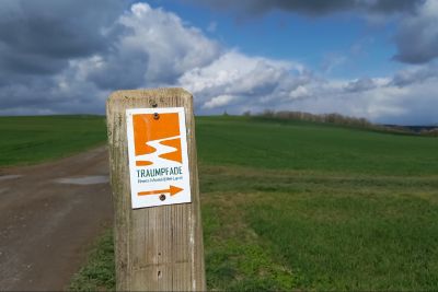 Das orange Traumpfad-Logo leitet den Weg.